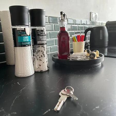 La Moderne, Parking Gratuit Au Centre De - Sas Lares * Falaise (Calvados)