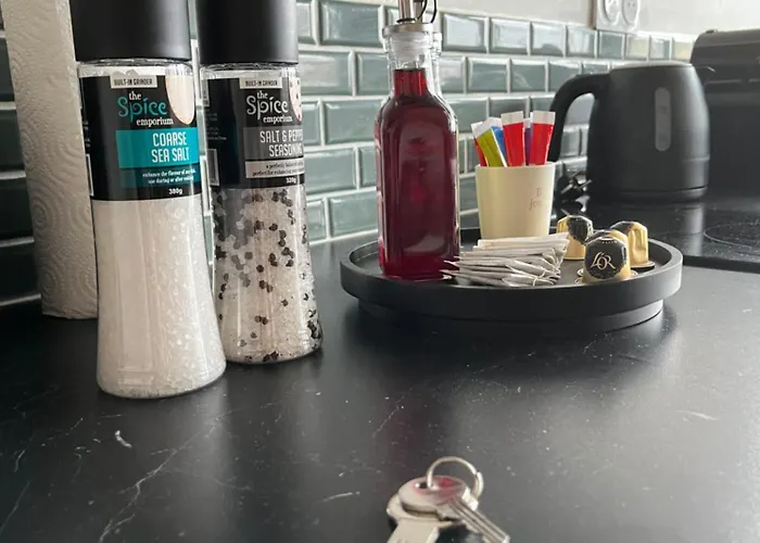 La Moderne, Parking Gratuit Au Centre De - Sas Lares * Falaise (Calvados)