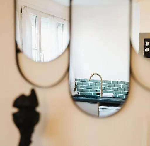 La Moderne, Parking Gratuit Au Centre De - Sas Lares * Falaise (Calvados)